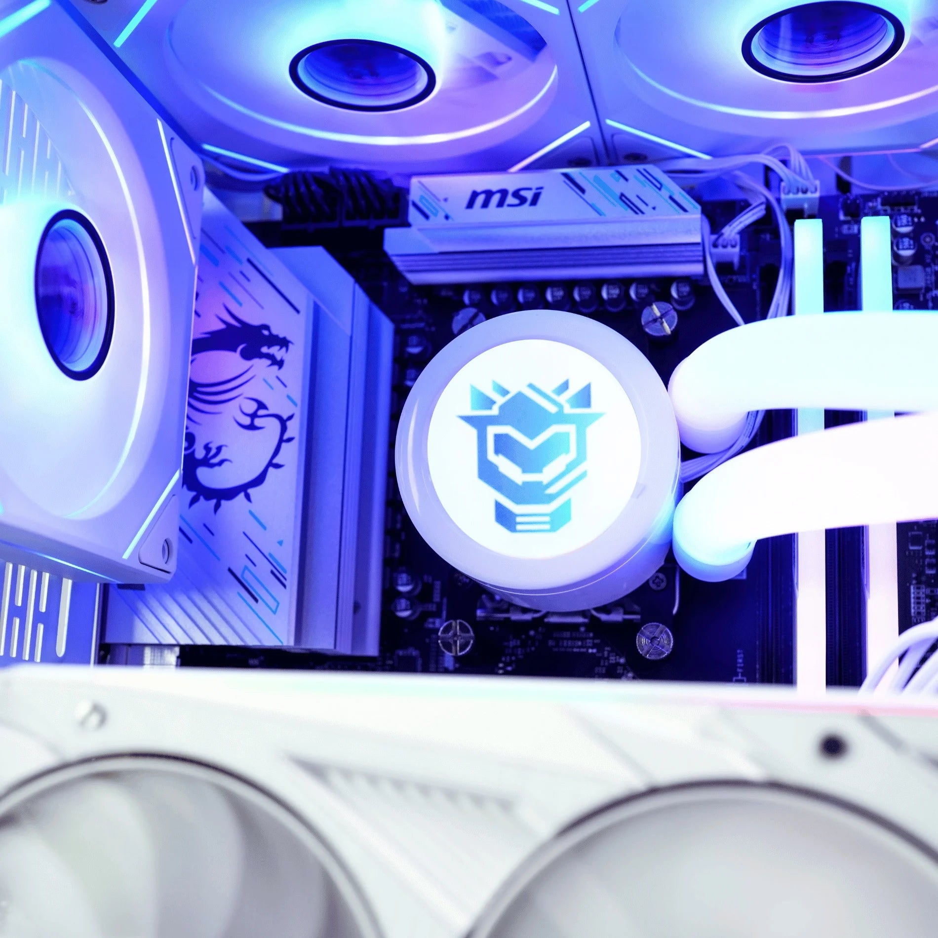 Gaming PC with AMD Ryzen 7 and RTX 5090 k7